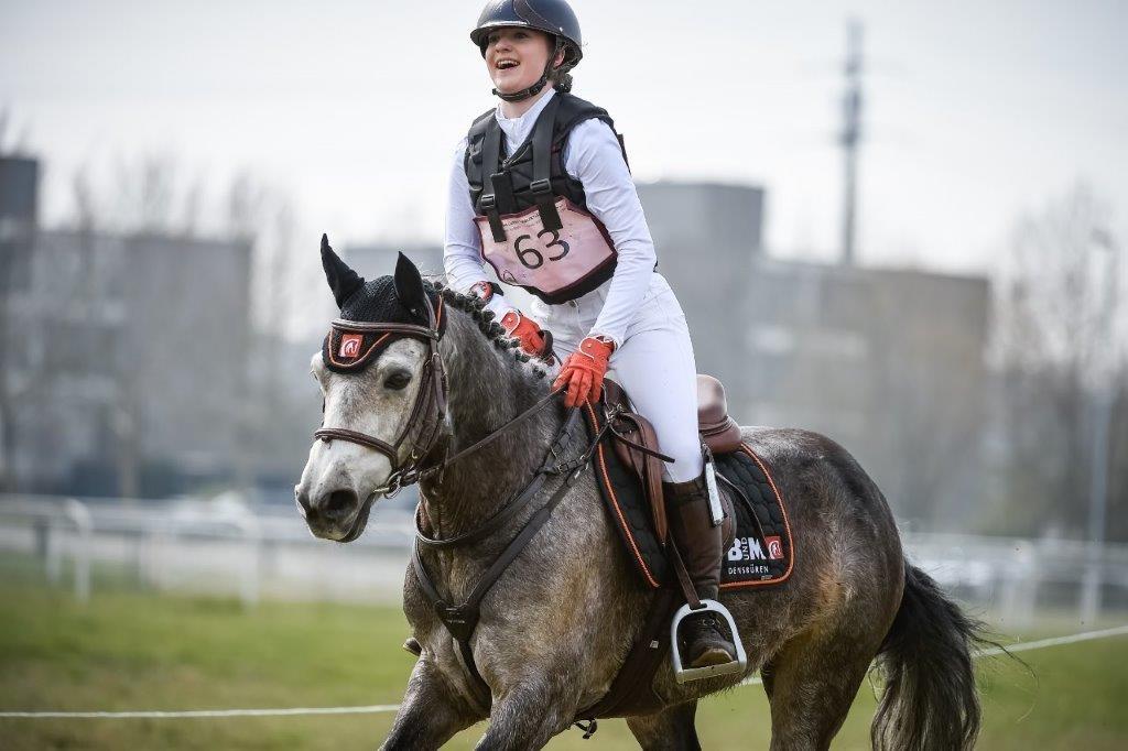 BM Supporterin Caitlin Moore auf dem Pferd