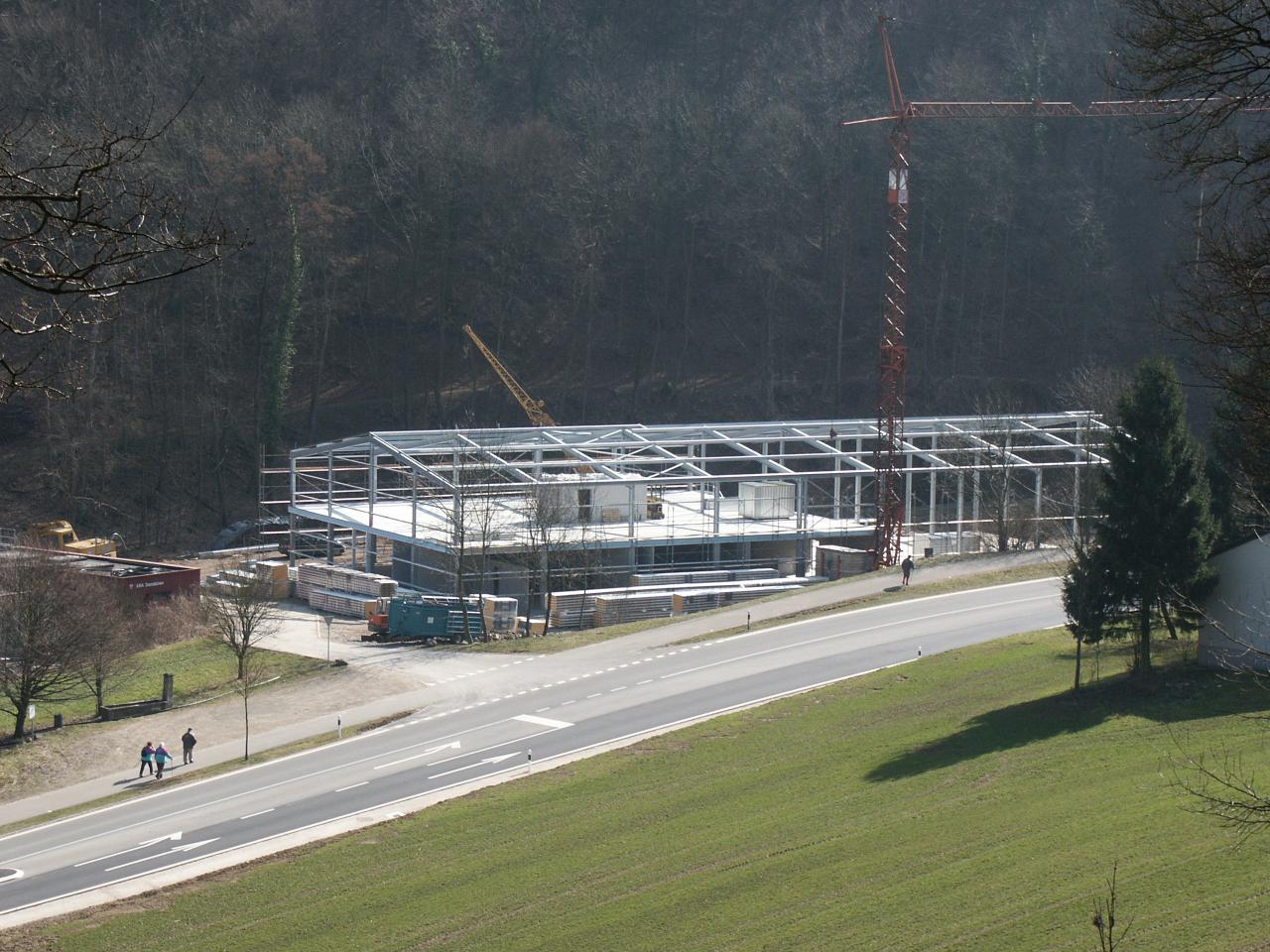aufgerichtete Halle in der B+M in der Burgmatt