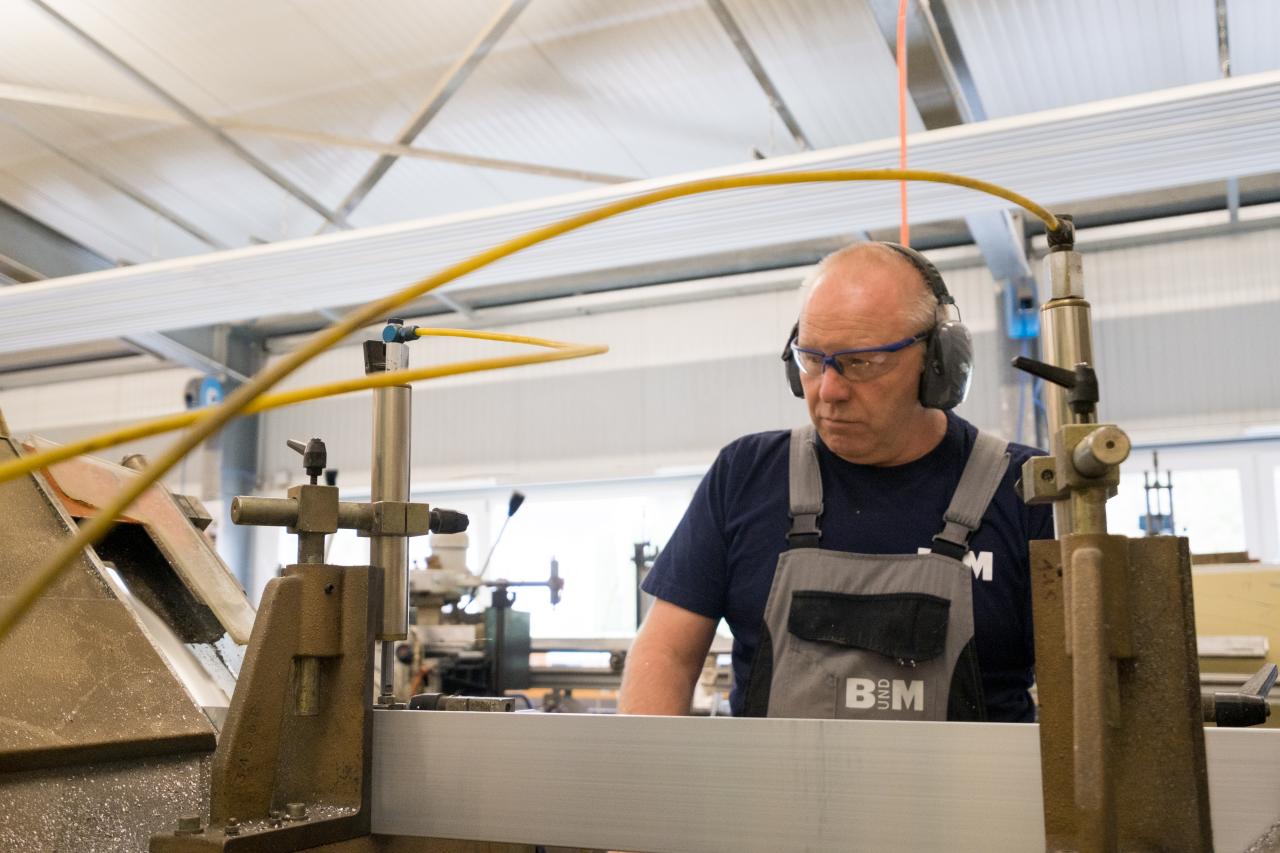 Walter Schwarz beim Erstellen einer Aluminiumtüre
