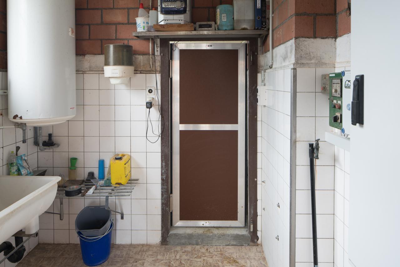 Pendeltüre braun in einem Milchraum