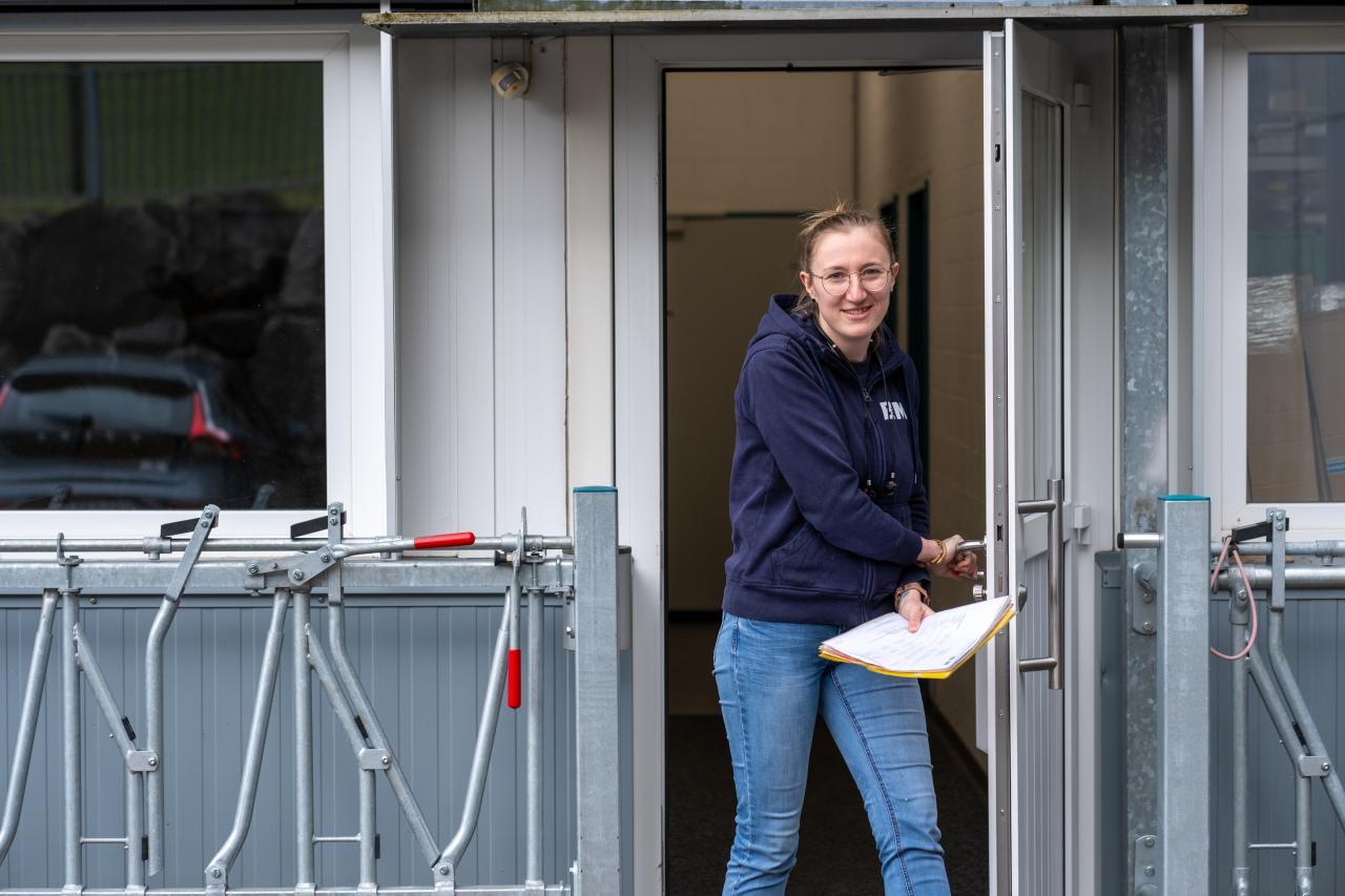 stefanie-galliker-verkaufsberatung-im-alten-betriebsgebaeude