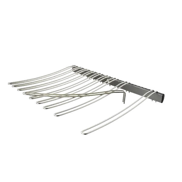 Ein glockenförmiges Flacheisen aus Edelstahl mit solidem Stab als Sattelauflage und darunter mit zwei in umgekehrter V-Form befestigter, länglichen Bügeln zur Auflage einer Schabracke, montiert an einer Holzwand