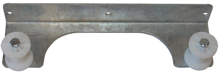 Ein flaches Winkeleisen, der Länge nach angewinkelt, zwei Umlenkrollen aus weissem Kunststoff auf der grösseren Seite mit halbrunder Aussparung des Flacheisens, gegen innen montiert, die Rückseite des