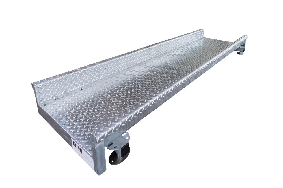 Eine metallene Plattformwaage mit daraufgestellter Digitalanzeige, verbunden über ein schwarzes Kabel, mit vier schwarzen Kunststofffüssen auf dem Boden stehend