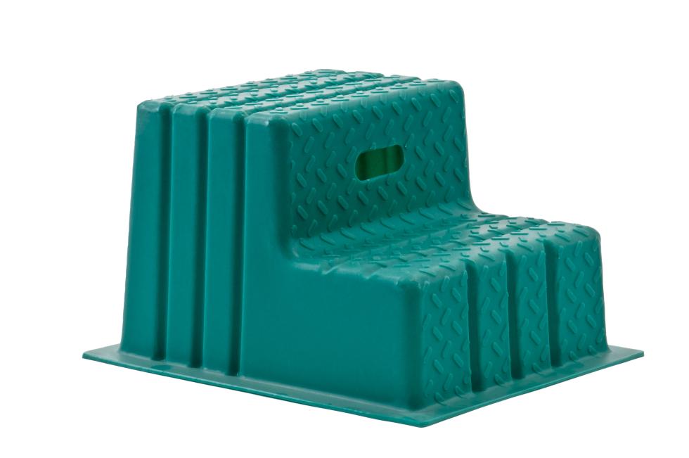 Eine blaue Treppe aus Kunststoff, zwei Stufen insgesamt, auf beiden Tritten jeweils Anti-Rutsch-Noppen, sowie zwei Tiefere, runde Rillen, welche bei der unteren Stufe auf der Seite der Treppe fortgefü